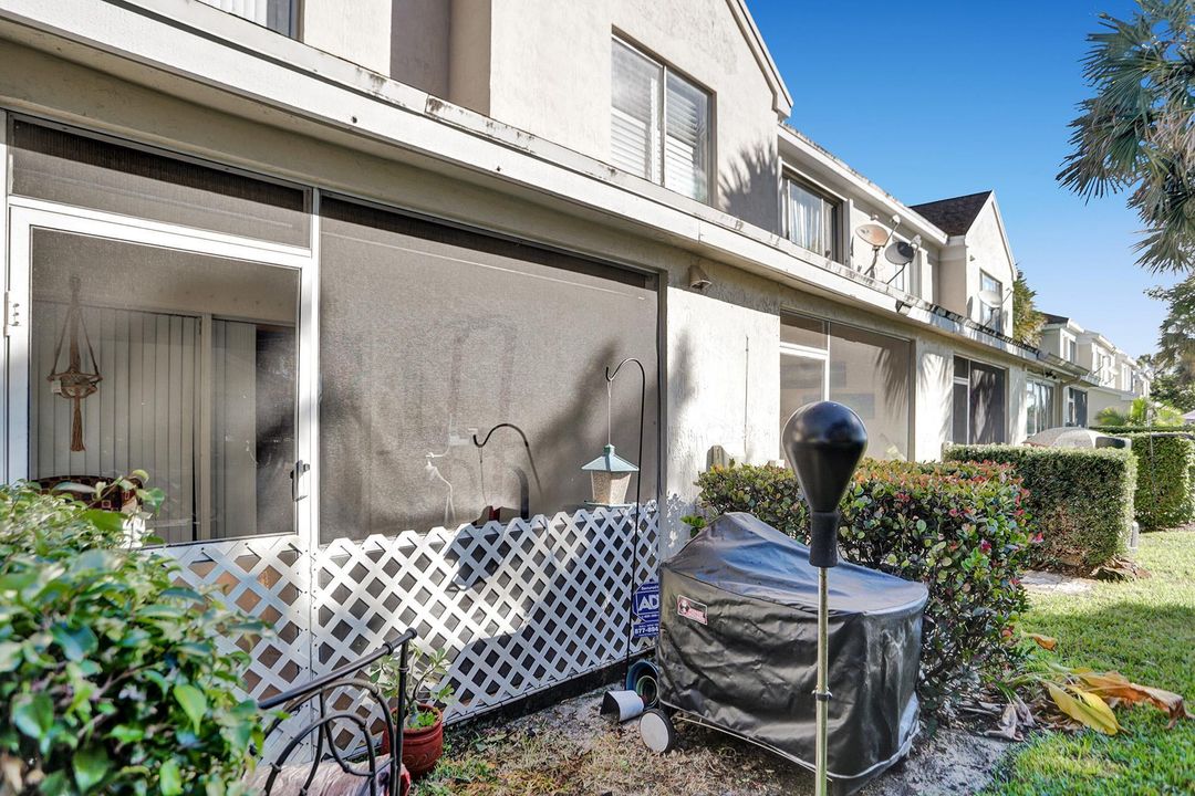 Active With Contract: $2,100 (2 beds, 1 baths, 930 Square Feet)