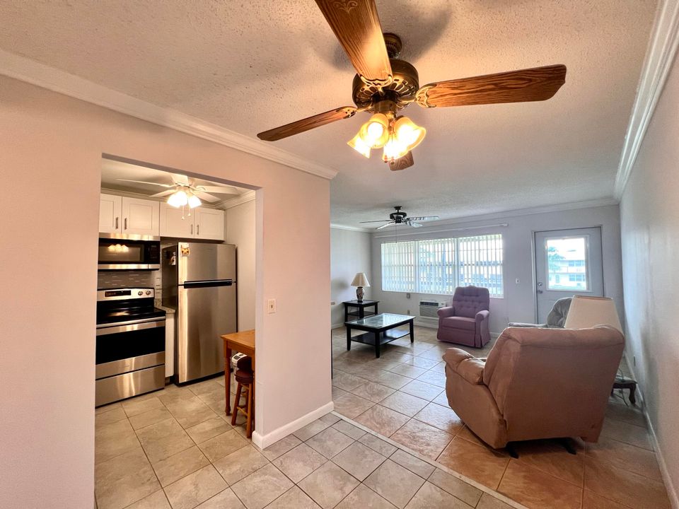 For Sale: $108,000 (1 beds, 1 baths, 570 Square Feet)