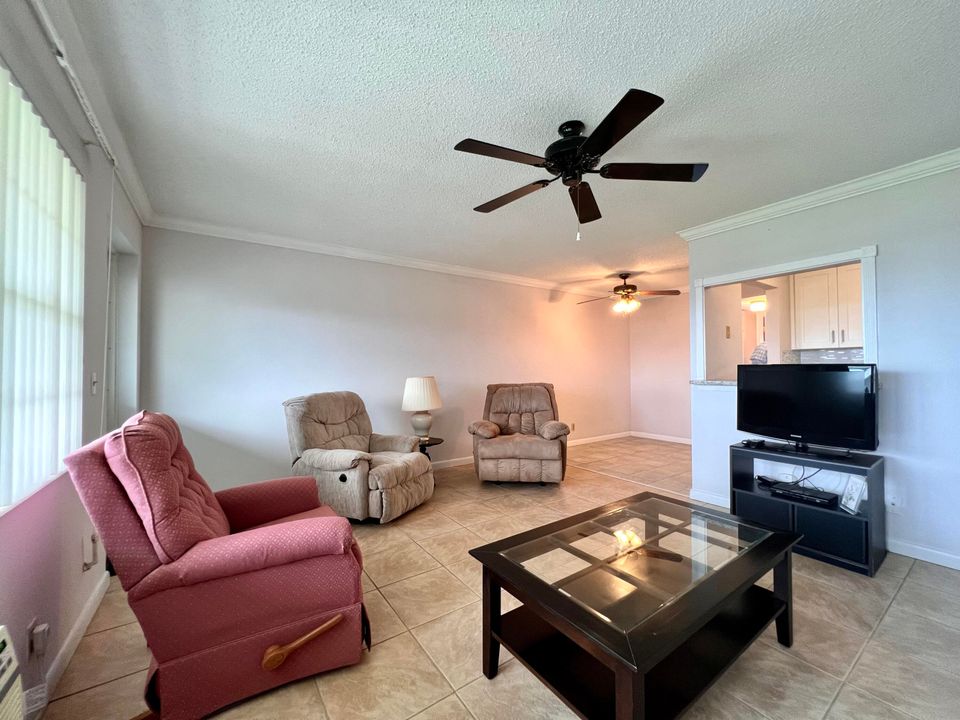 For Sale: $108,000 (1 beds, 1 baths, 570 Square Feet)