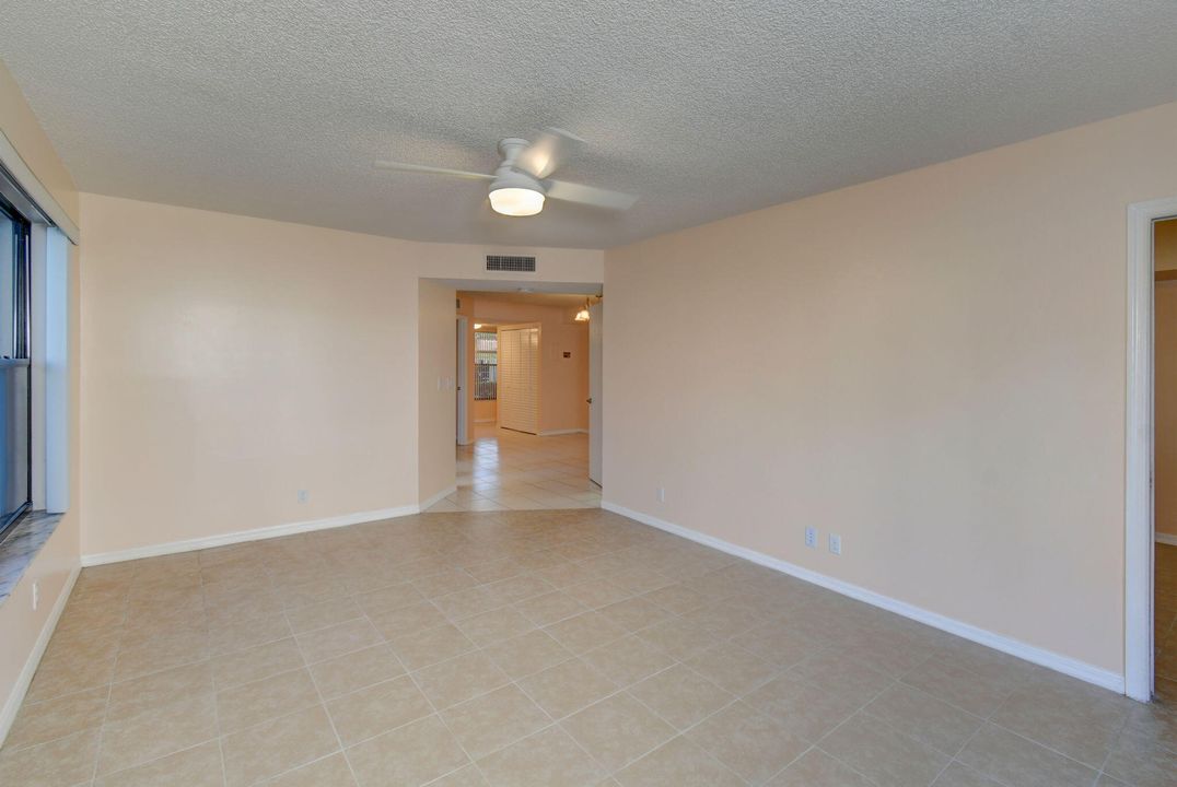 For Sale: $249,900 (2 beds, 1 baths, 1035 Square Feet)