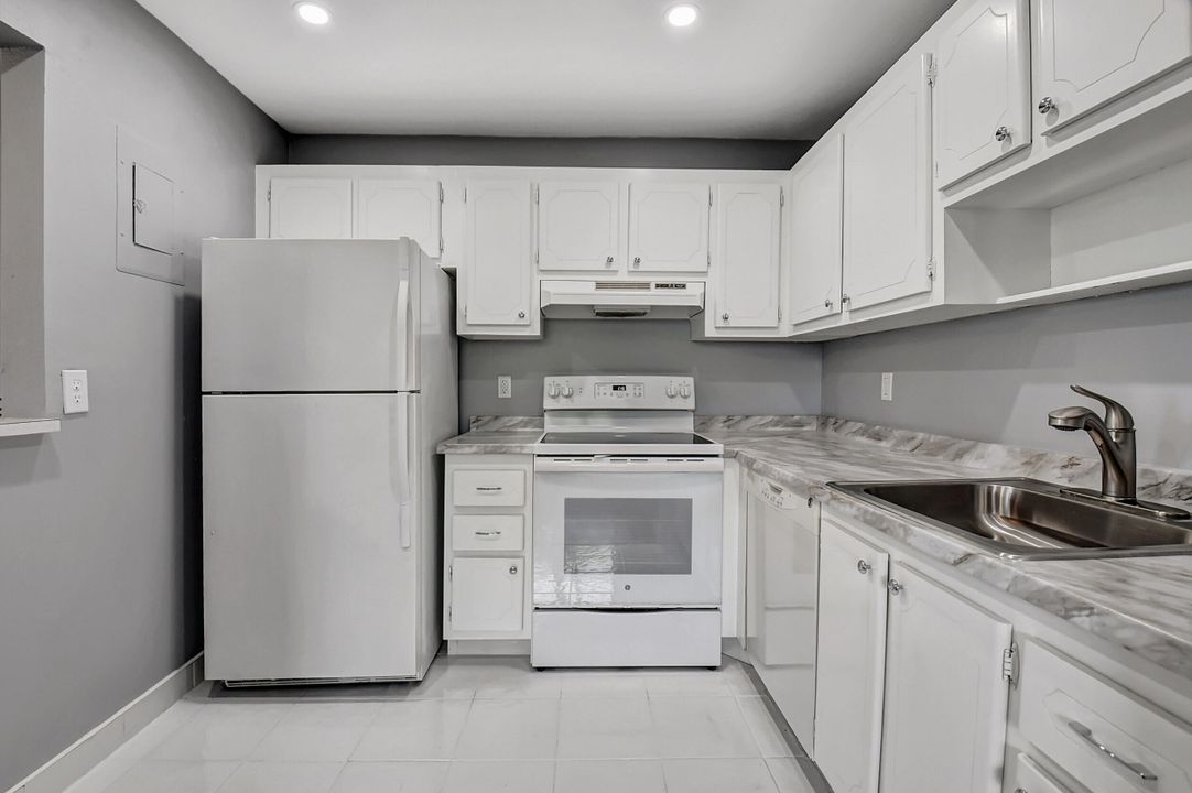Active With Contract: $104,000 (1 beds, 1 baths, 720 Square Feet)