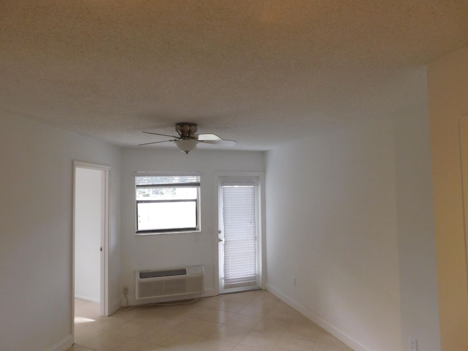 For Sale: $159,000 (1 beds, 1 baths, 470 Square Feet)