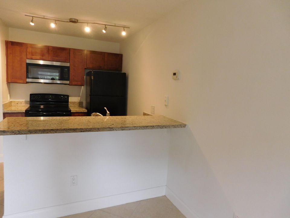 For Sale: $159,000 (1 beds, 1 baths, 470 Square Feet)