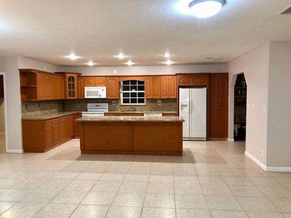 Active With Contract: $3,900 (5 beds, 2 baths, 2700 Square Feet)