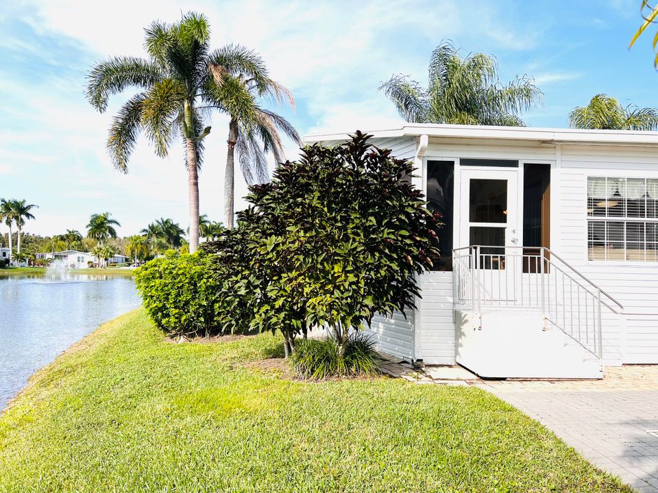 For Sale: $329,900 (2 beds, 2 baths, 960 Square Feet)