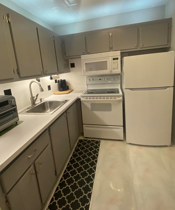 For Sale: $112,000 (1 beds, 1 baths, 585 Square Feet)