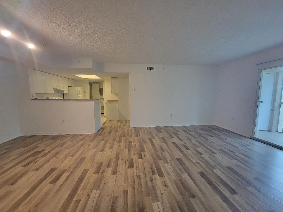 Active With Contract: $1,850 (2 beds, 2 baths, 1078 Square Feet)