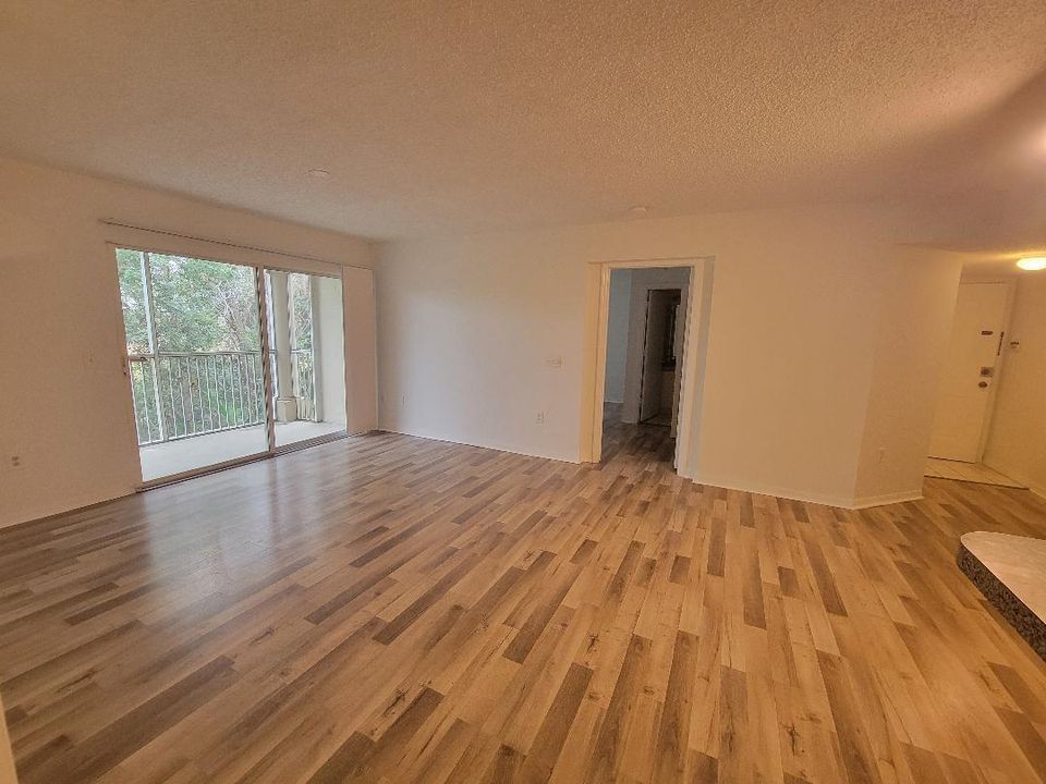Active With Contract: $1,850 (2 beds, 2 baths, 1078 Square Feet)