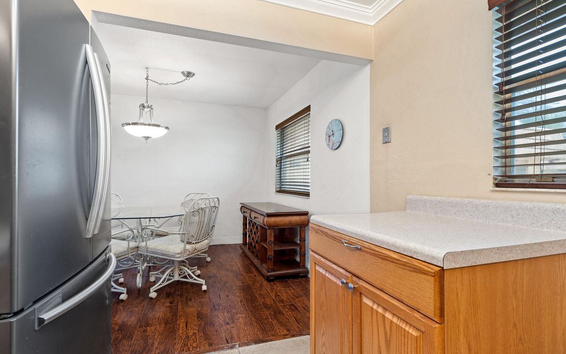 For Sale: $110,000 (2 beds, 2 baths, 880 Square Feet)