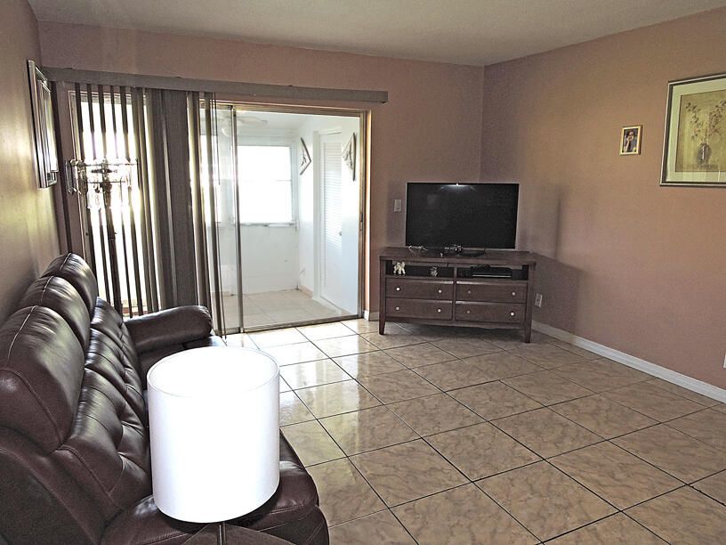 For Sale: $105,000 (1 beds, 1 baths, 612 Square Feet)