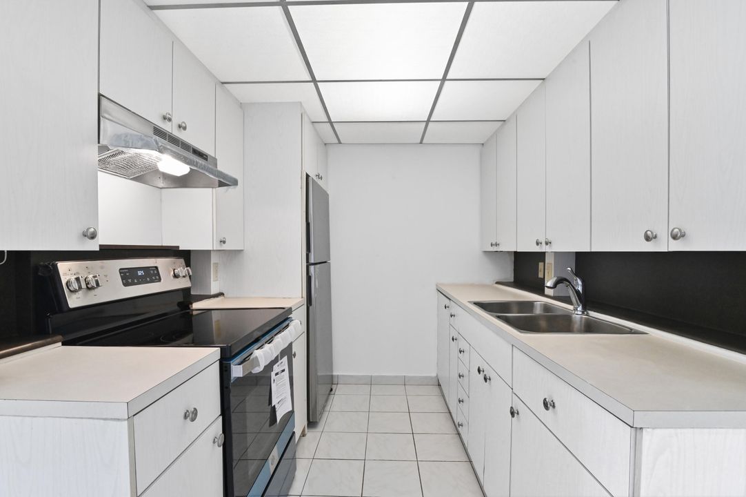 For Sale: $144,900 (1 beds, 1 baths, 738 Square Feet)