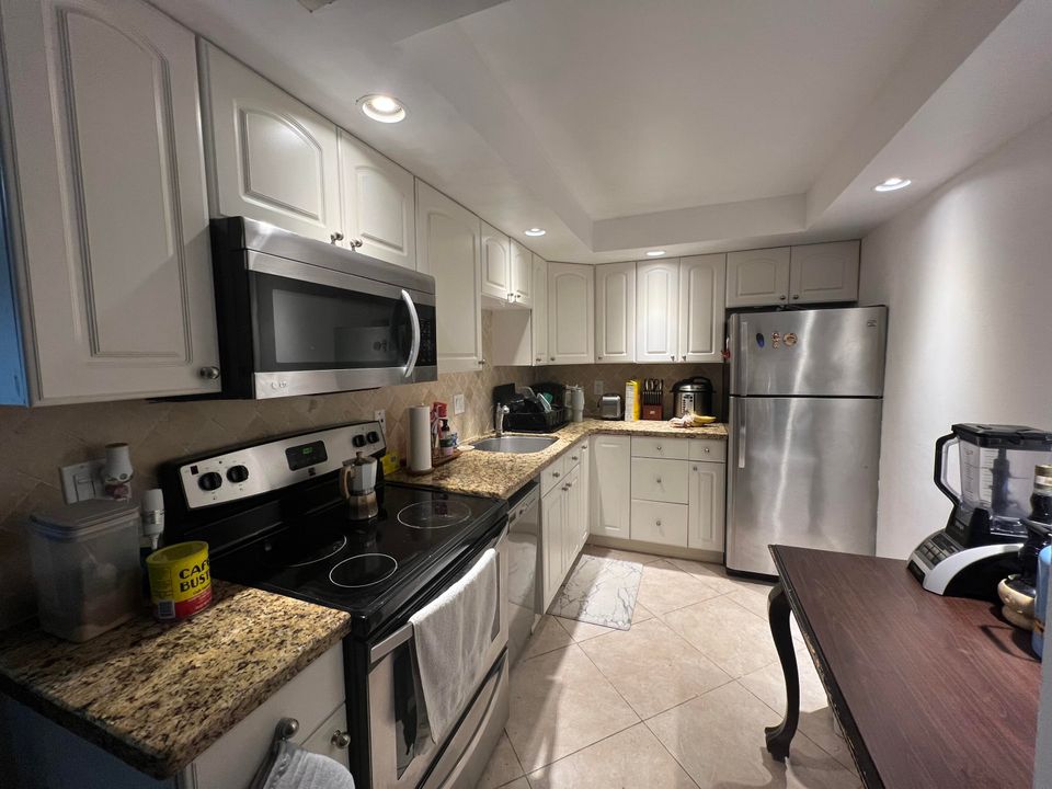 Active With Contract: $179,000 (1 beds, 1 baths, 800 Square Feet)