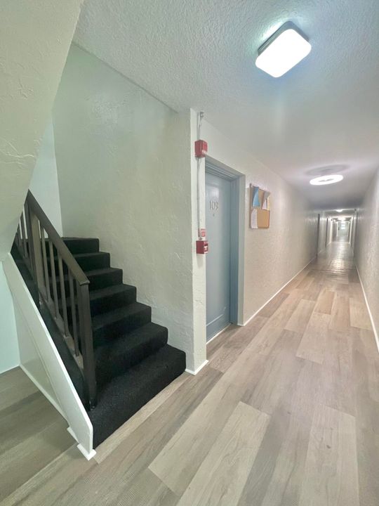 Active With Contract: $179,000 (1 beds, 1 baths, 800 Square Feet)