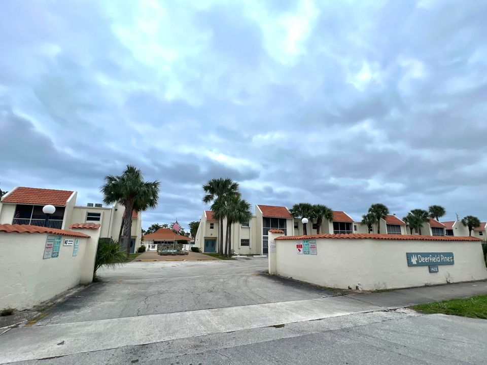 Active With Contract: $179,000 (1 beds, 1 baths, 800 Square Feet)