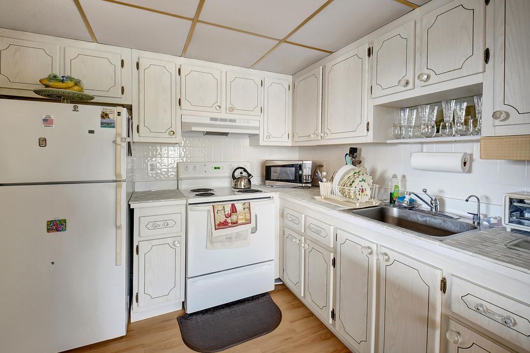 For Sale: $122,000 (1 beds, 1 baths, 720 Square Feet)