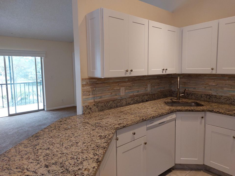For Sale: $295,900 (2 beds, 2 baths, 1025 Square Feet)