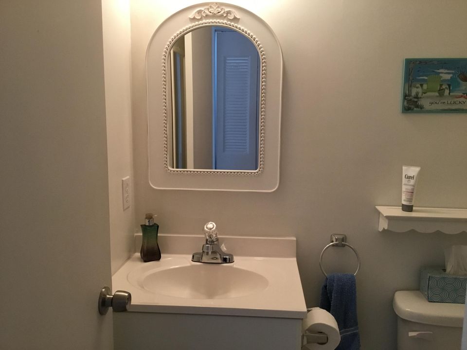 For Sale: $111,000 (1 beds, 1 baths, 738 Square Feet)