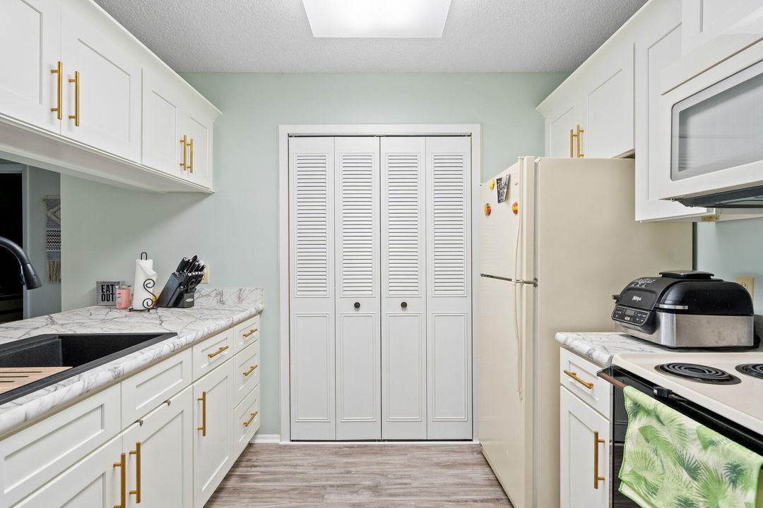 For Sale: $250,000 (2 beds, 2 baths, 1188 Square Feet)