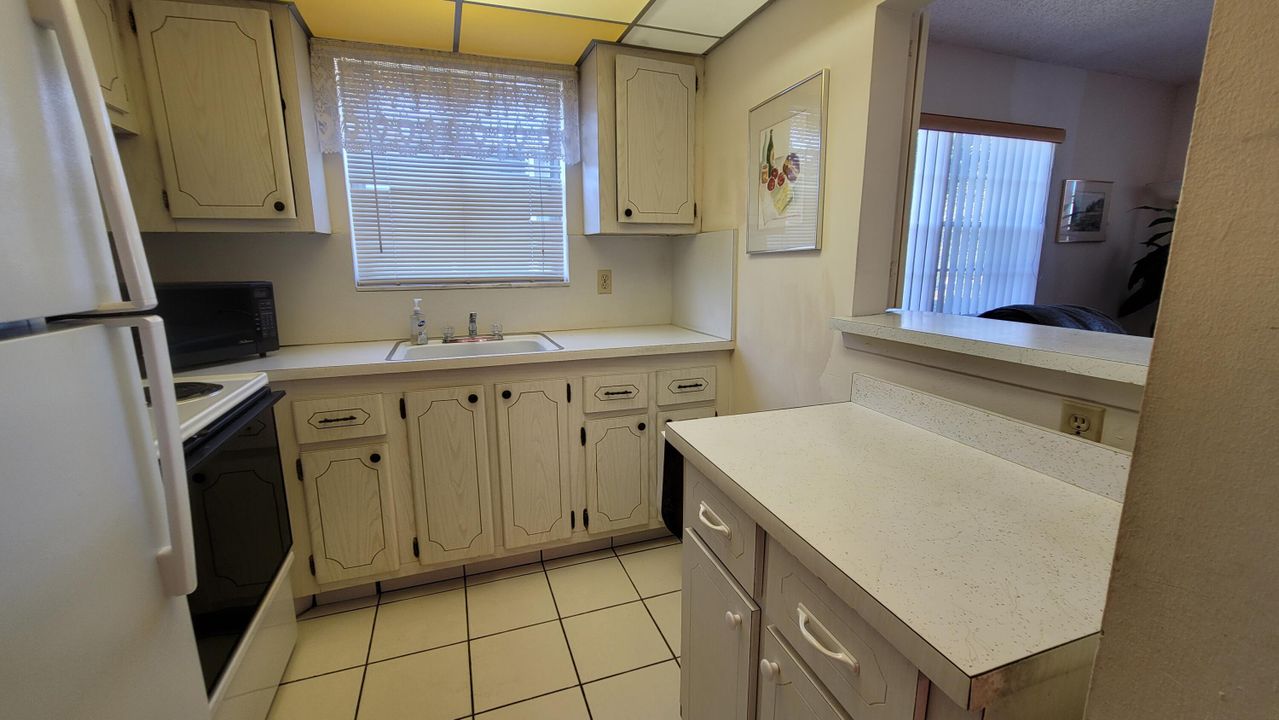 For Sale: $84,900 (1 beds, 1 baths, 702 Square Feet)
