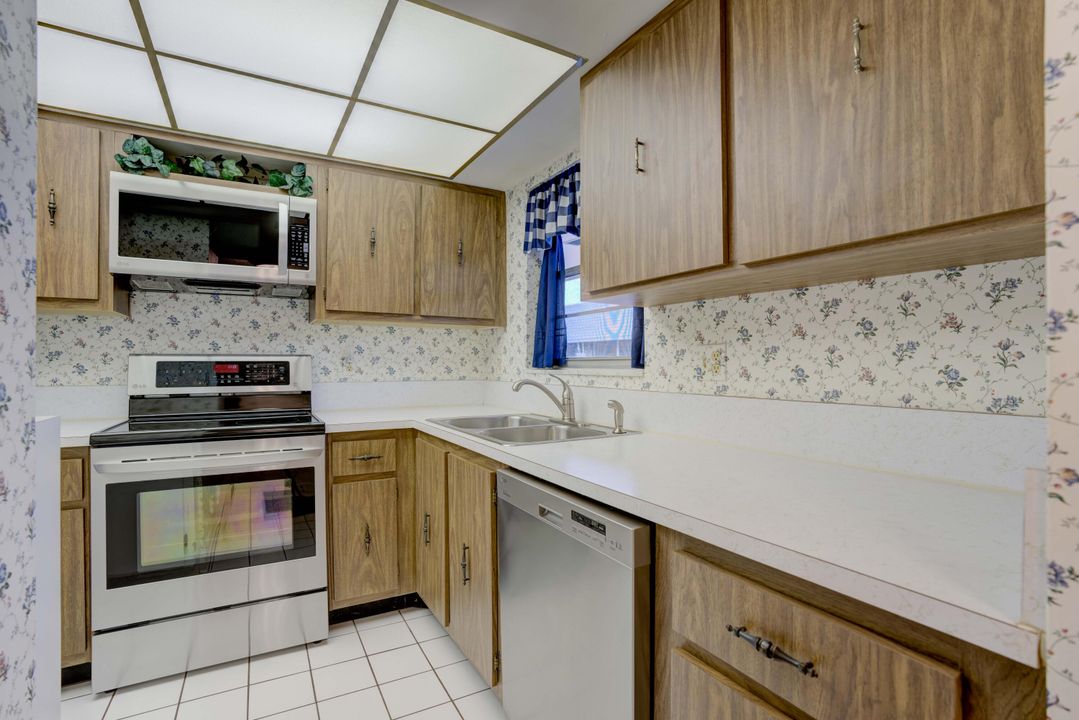 Active With Contract: $199,900 (2 beds, 1 baths, 910 Square Feet)
