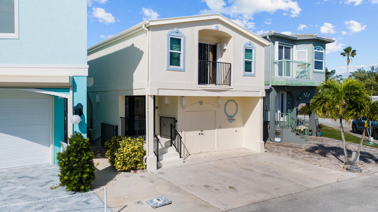 Active With Contract: $975,000 (2 beds, 2 baths, 1584 Square Feet)