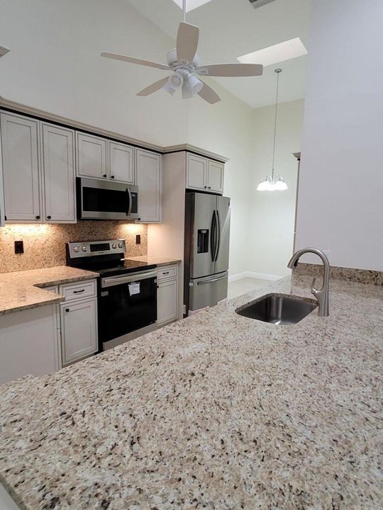 Active With Contract: $2,800 (2 beds, 2 baths, 1389 Square Feet)