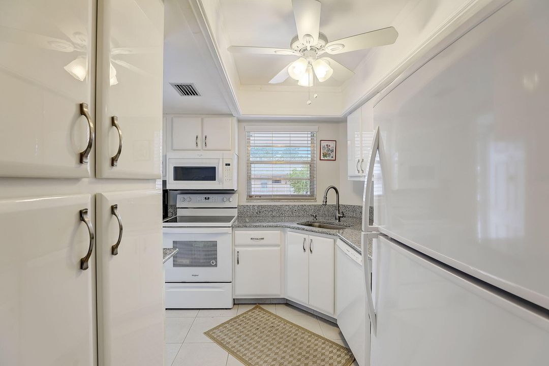For Sale: $261,000 (2 beds, 2 baths, 891 Square Feet)