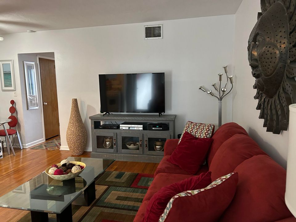 Active With Contract: $77,000 (1 beds, 1 baths, 484 Square Feet)