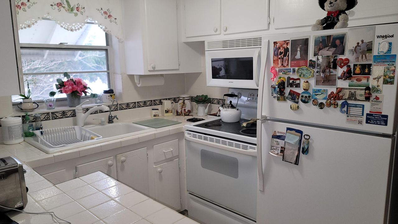 For Sale: $98,000 (1 beds, 1 baths, 684 Square Feet)