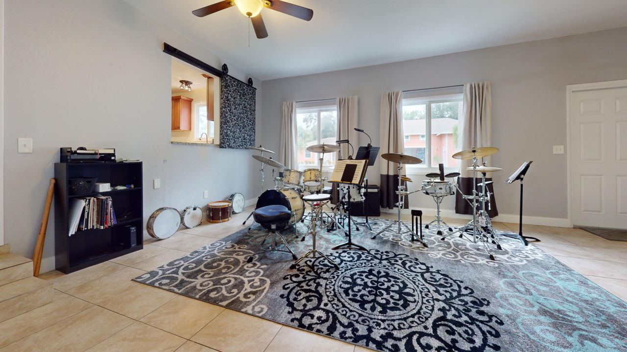 合同活跃: $420,000 (3 贝兹, 2 浴室, 2180 平方英尺)