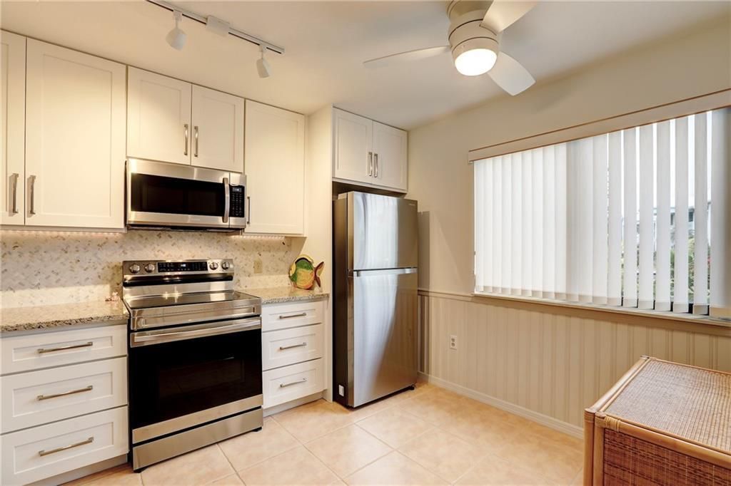 For Sale: $279,000 (2 beds, 2 baths, 1060 Square Feet)