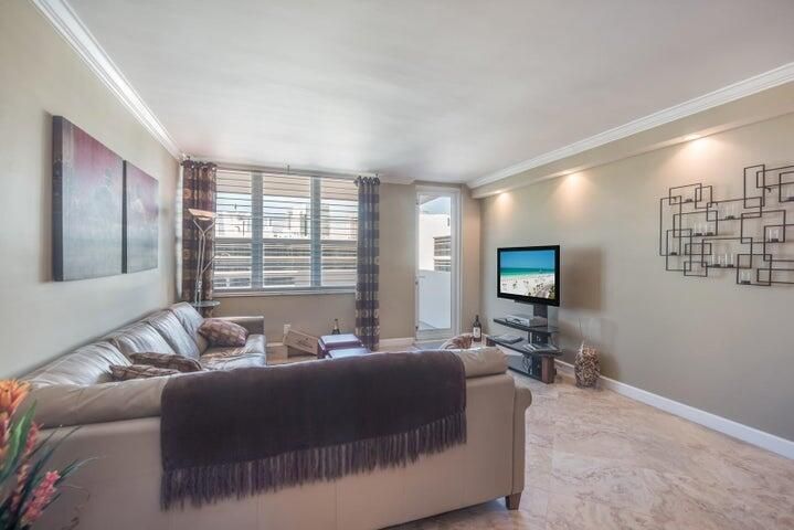 For Sale: $599,000 (1 beds, 1 baths, 865 Square Feet)