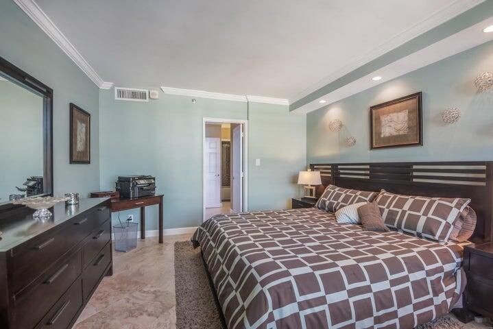 For Sale: $599,000 (1 beds, 1 baths, 865 Square Feet)
