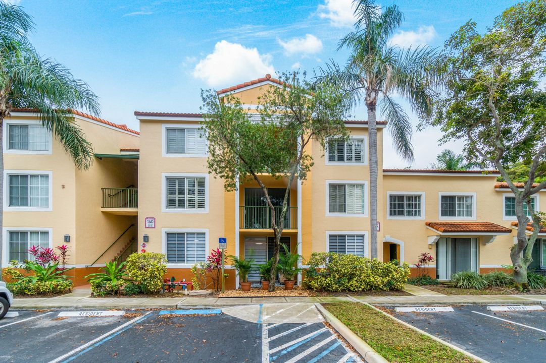 Active With Contract: $4,300 (2 beds, 2 baths, 1105 Square Feet)