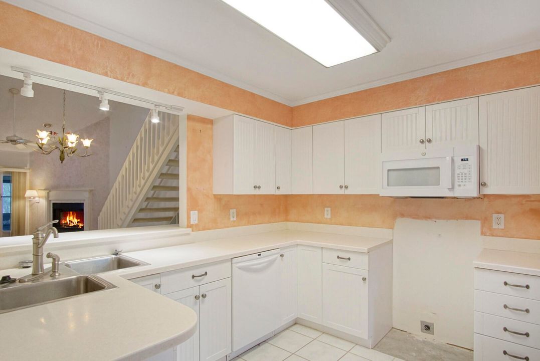 For Sale: $329,900 (2 beds, 2 baths, 1598 Square Feet)