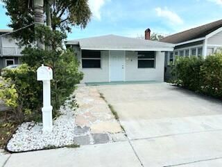 Recently Rented: $4,250 (3 beds, 2 baths, 1200 Square Feet)