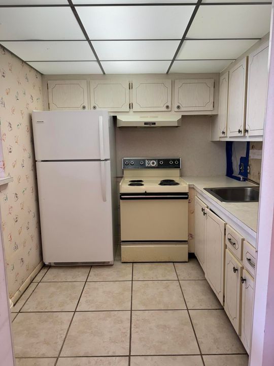 Active With Contract: $125,000 (1 beds, 1 baths, 720 Square Feet)
