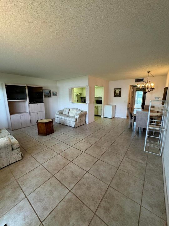 Active With Contract: $125,000 (1 beds, 1 baths, 720 Square Feet)