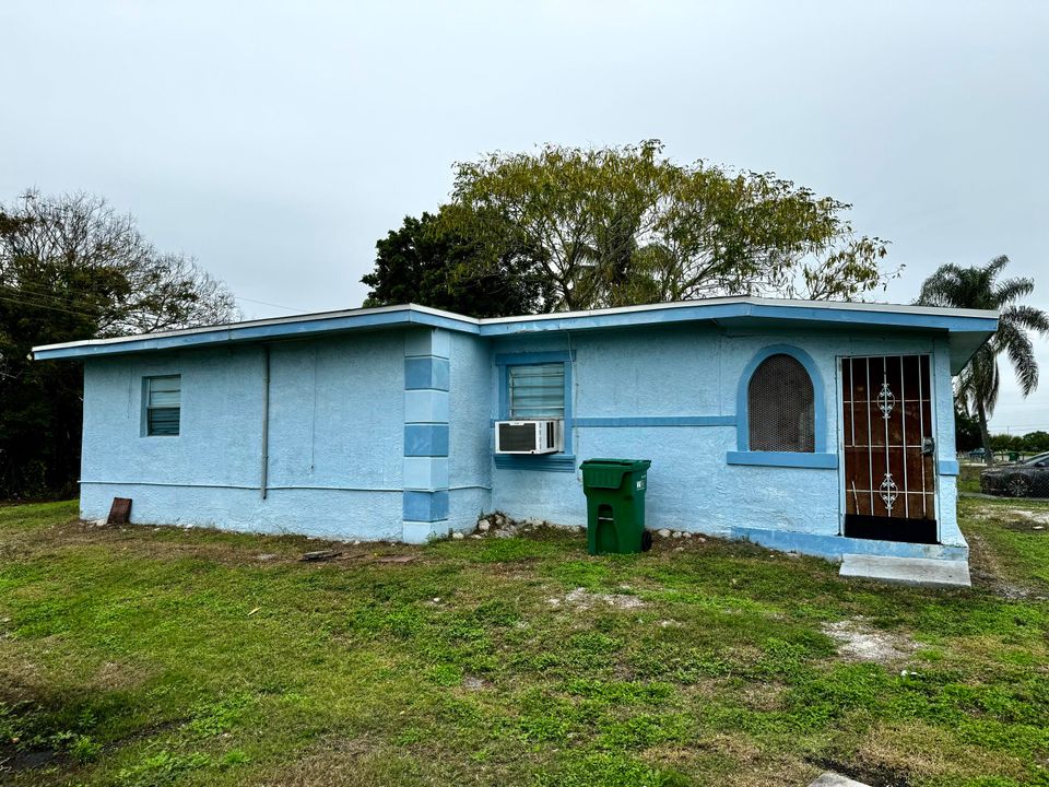 For Sale: $320,000 (4 beds, 3 baths, 1299 Square Feet)