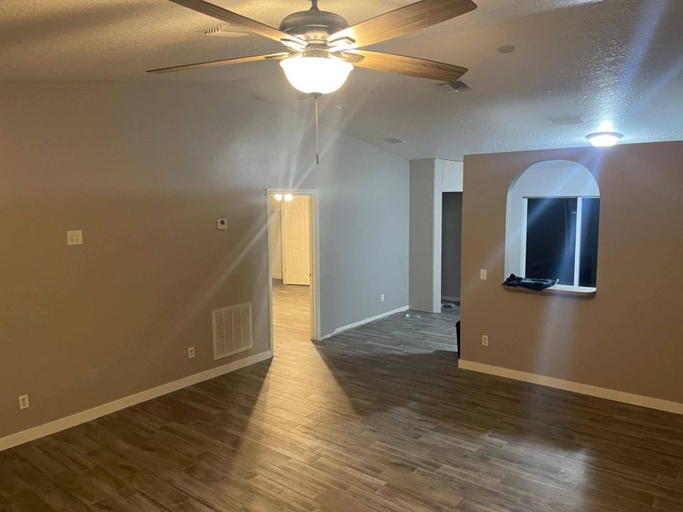 Active With Contract: $2,500 (3 beds, 2 baths, 1367 Square Feet)