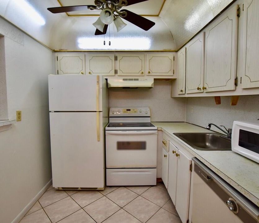 For Sale: $79,900 (1 beds, 1 baths, 720 Square Feet)