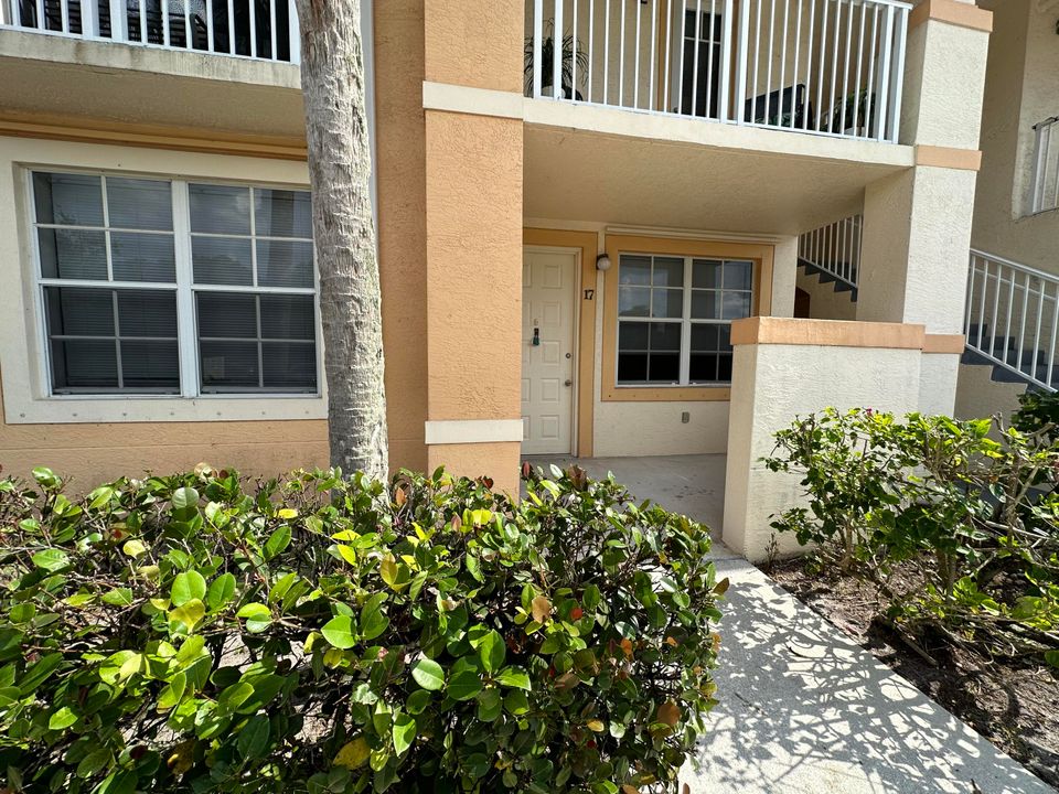 For Sale: $350,000 (2 beds, 2 baths, 905 Square Feet)