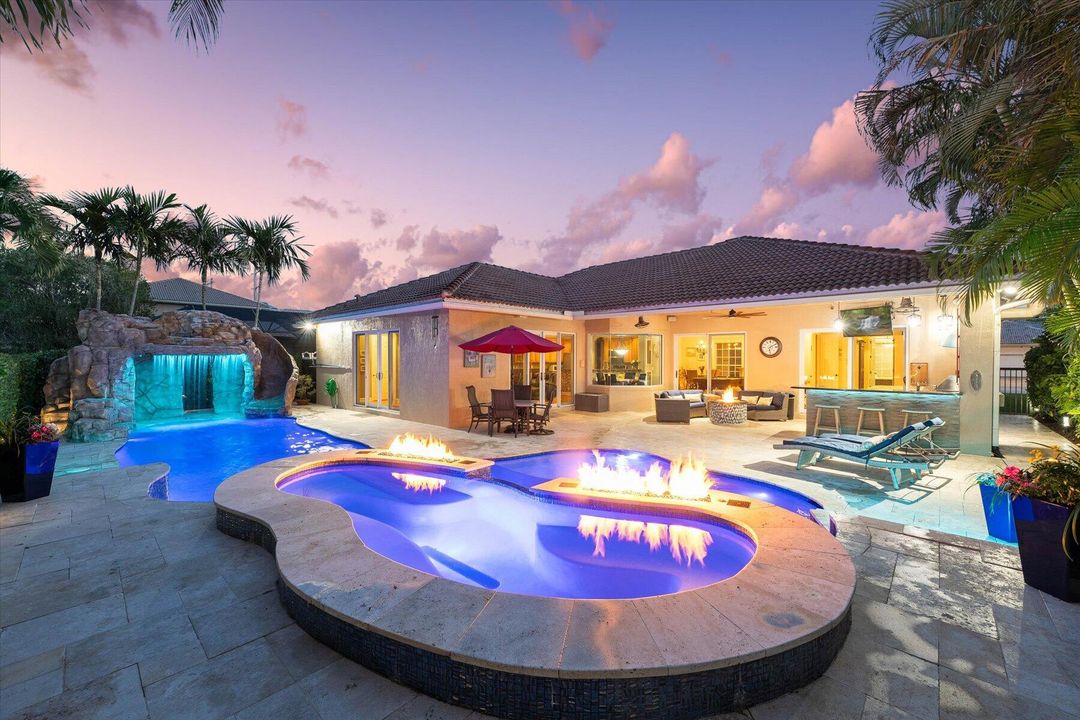 Recently Sold: $850,000 (4 beds, 3 baths, 2578 Square Feet)