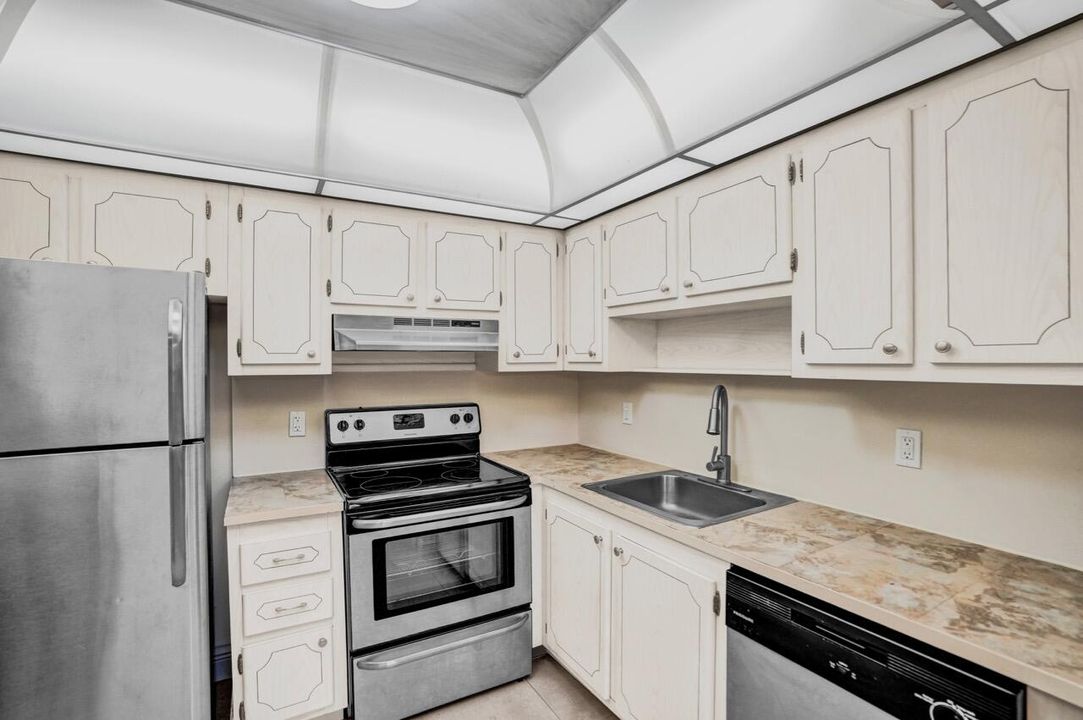 For Sale: $104,900 (1 beds, 1 baths, 720 Square Feet)
