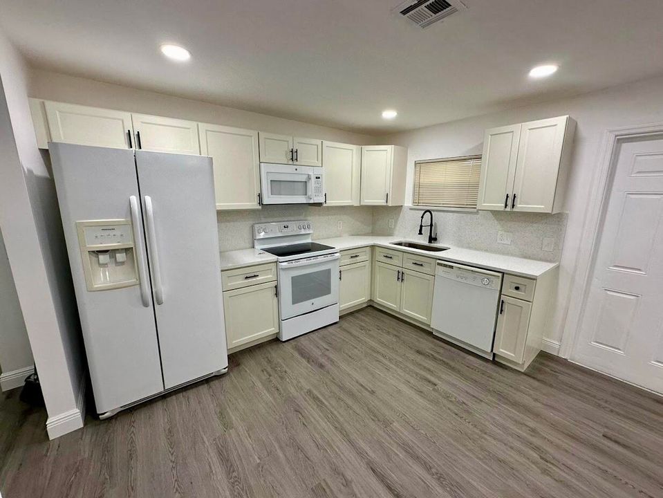 For Sale: $229,000 (2 beds, 1 baths, 1128 Square Feet)