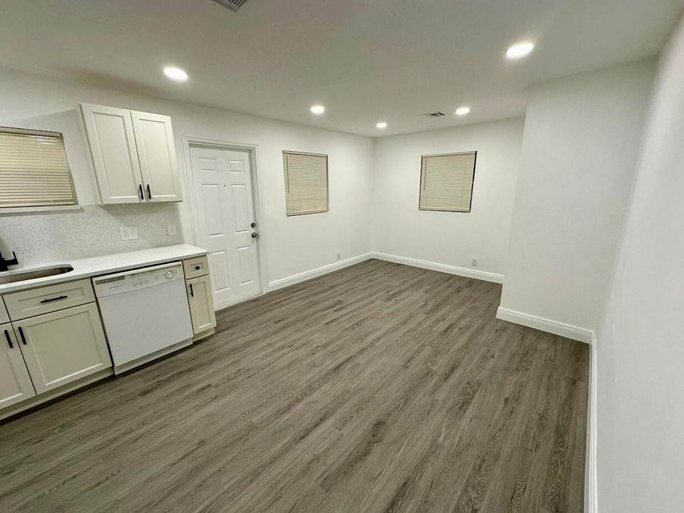 For Sale: $229,000 (2 beds, 1 baths, 1128 Square Feet)