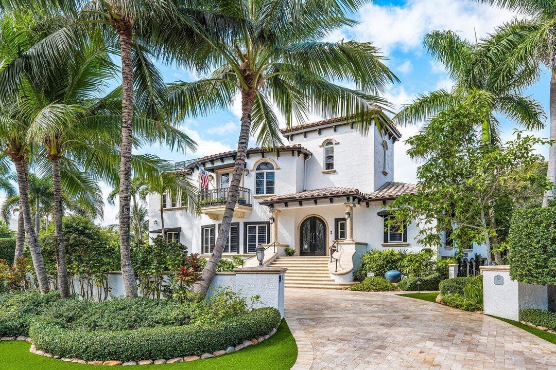Recently Sold: $4,495,000 (6 beds, 5 baths, 5277 Square Feet)