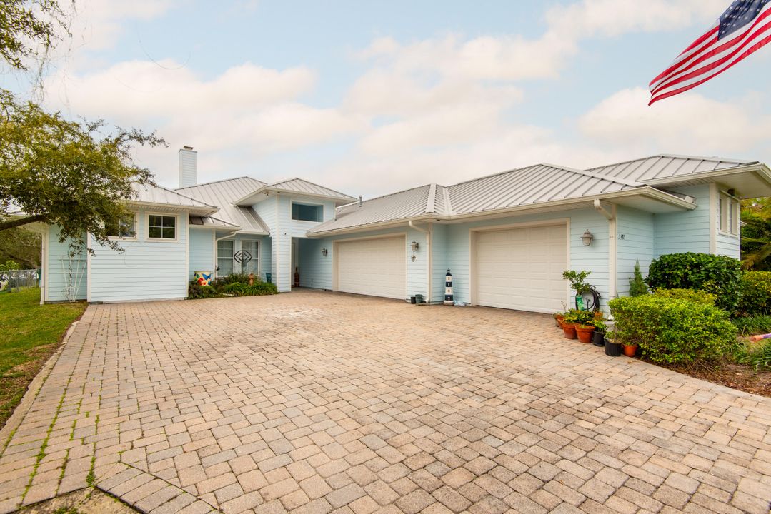 Recently Sold: $1,200,000 (3 beds, 2 baths, 2906 Square Feet)