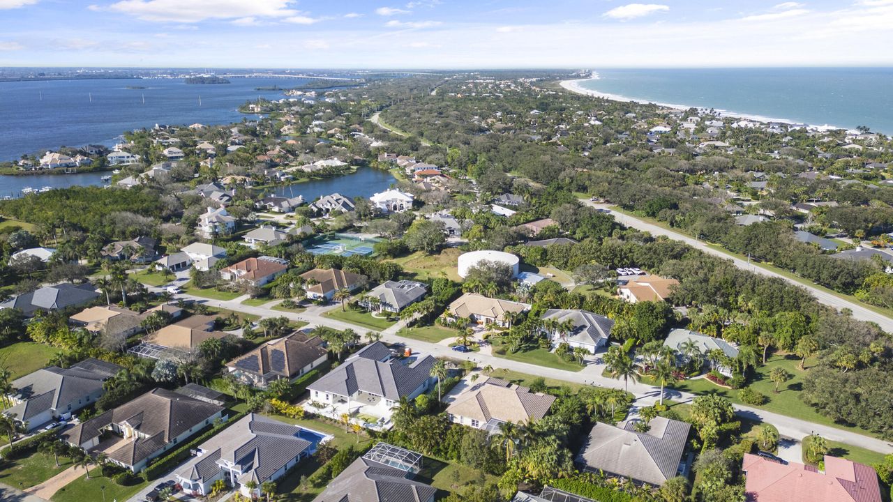 Active With Contract: $1,600,000 (3 beds, 2 baths, 2629 Square Feet)