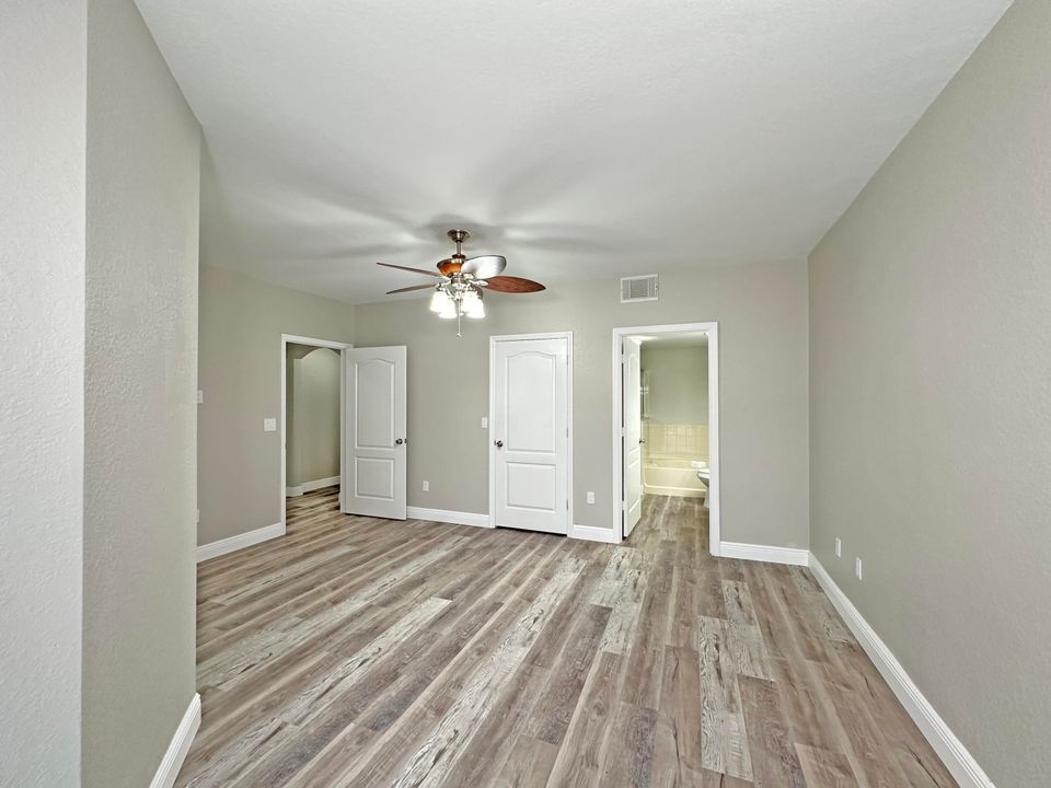 Active With Contract: $274,900 (3 beds, 2 baths, 1467 Square Feet)